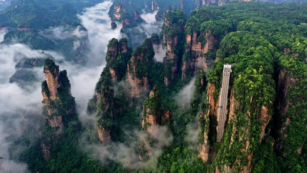 云霧繚繞的湖南張家界國家森林公園天子山御筆峰。吳勇兵攝