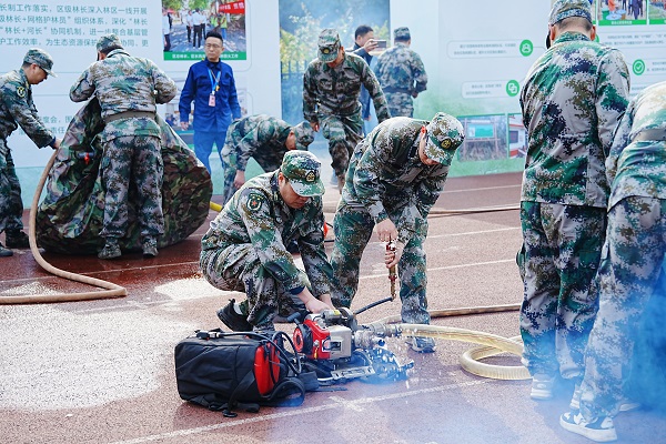 森林防火專業(yè)隊伍技能展示。重慶市林業(yè)局供圖