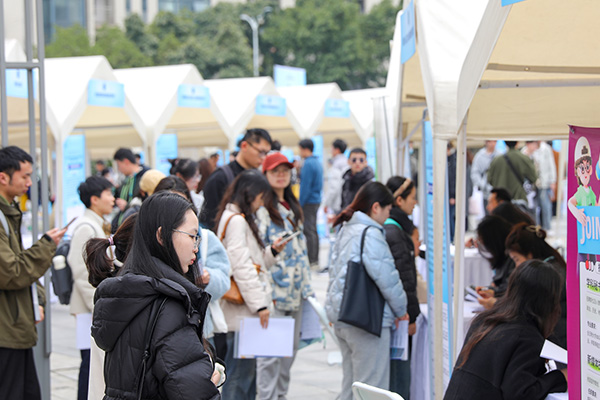 現(xiàn)場招聘活動。重慶市人力社保局供圖