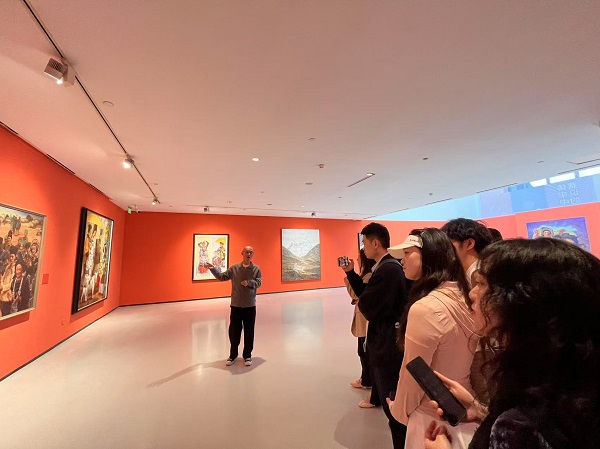 導(dǎo)覽向觀眾介紹展覽作品。四川美術(shù)學(xué)院供圖