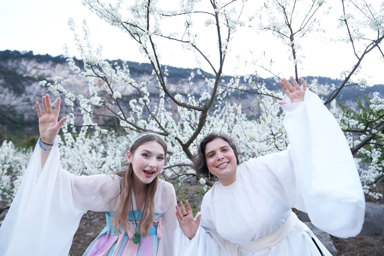 外國友人打卡萬銀李花園。代君君攝