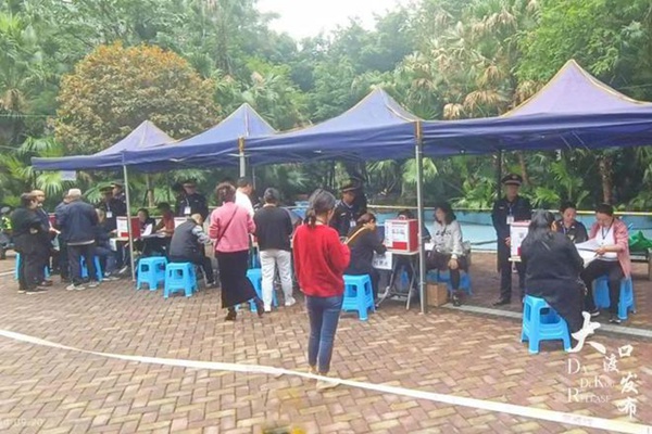 相關部門約談小區(qū)物業(yè)。大渡口發(fā)布供圖