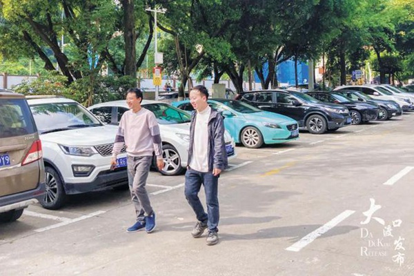 春暉路街道微型停車場內車輛停放整齊規(guī)范。大渡口發(fā)布供圖