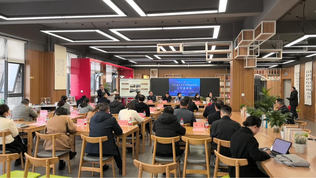 座談會現(xiàn)場。重慶華繡中等專業(yè)學校供圖