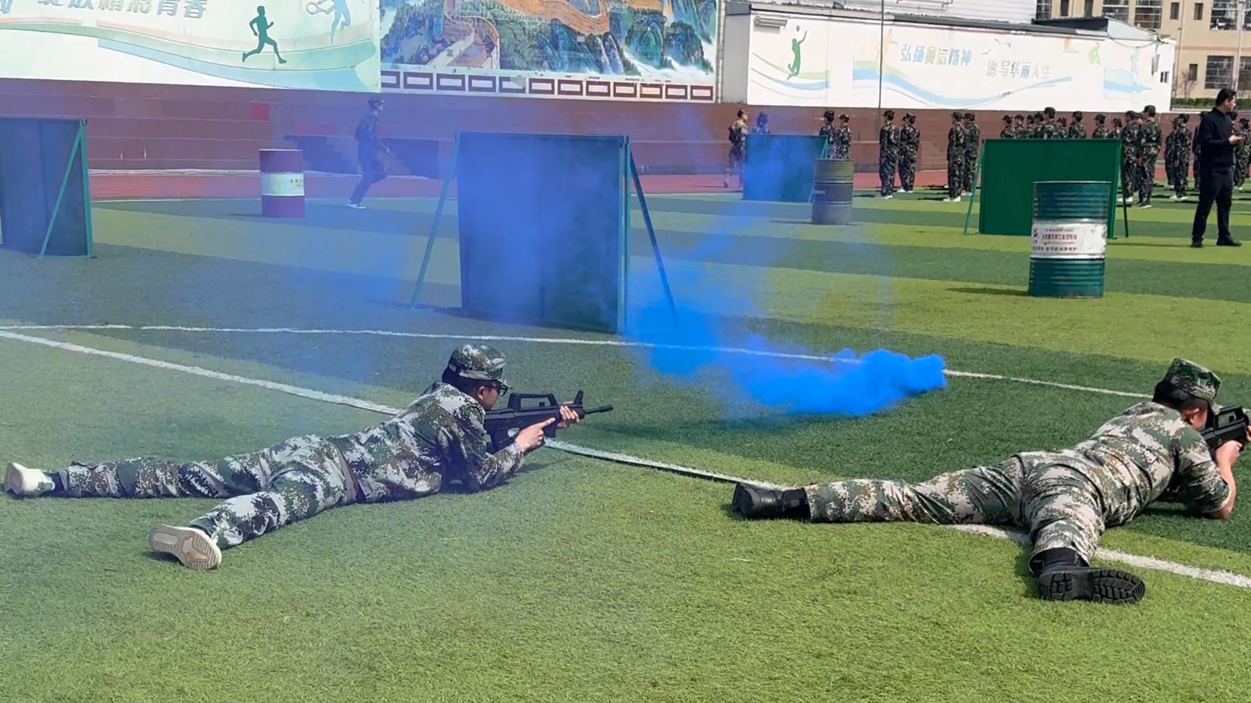 該校國防教育訓練之臥姿持槍訓練。重慶華繡中等專業(yè)學校供圖