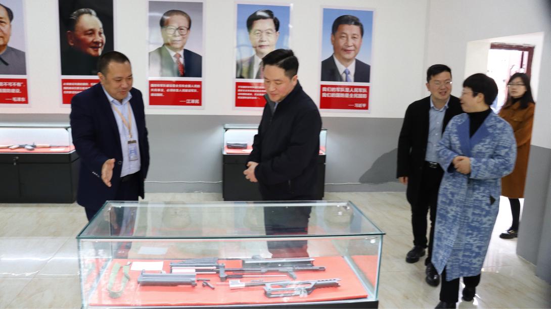 陳濤為重慶市人民武裝學院的領導及專家介紹國防展覽室。重慶華繡中等專業(yè)學校供圖