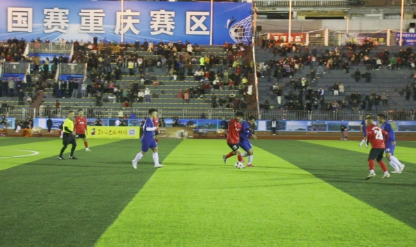 雙方球員激烈比拼。任峰攝