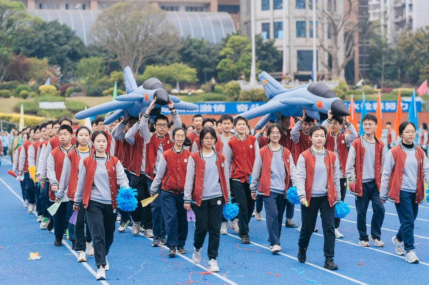 托舉航天夢。育才中學供圖