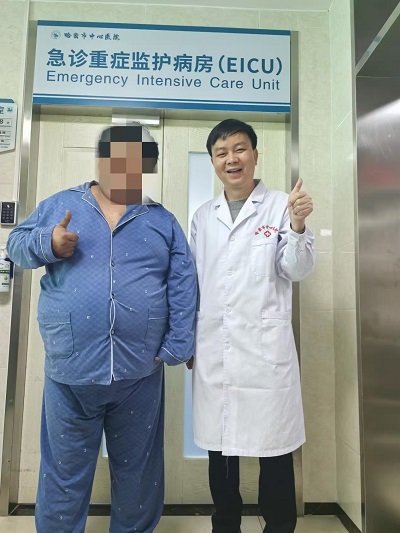 阿力木成功脫機拔管后走出EICU。重醫(yī)附二院供圖