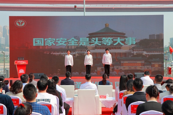 重慶市大學(xué)生總體國(guó)家安全觀宣講團(tuán)宣講《國(guó)家安全是頭等大事》。胥世鵬攝