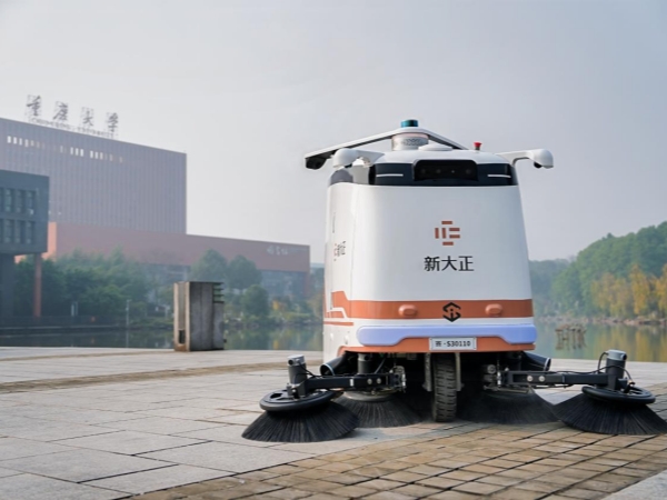 新大正智能清潔機器人“大白”日常作業(yè)。新大正供圖