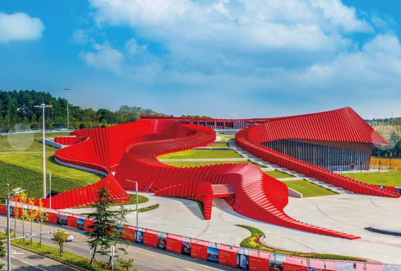 貴州長征文化數(shù)字藝術(shù)館如“紅色飄”嵌入大地。貴州長征文化數(shù)字藝術(shù)館供圖