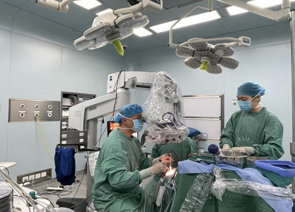 醫(yī)生為小林執(zhí)行腦腫瘤切除手術(shù)。重醫(yī)附屬大學(xué)城醫(yī)院供圖