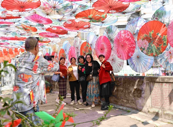 居民拍照留念。成蓉?cái)z