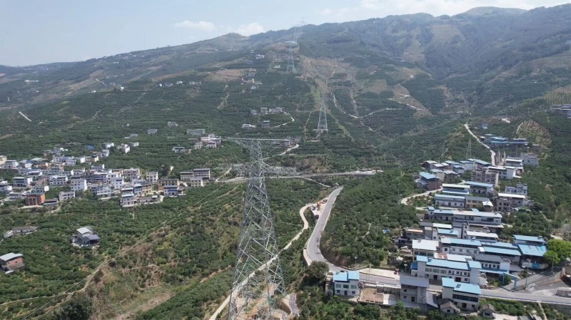 寧夏至湖南±800千伏特高壓直流輸電工程（重慶段）跨長江放線，N3401～N3404張力場牽線段。楊崳杰攝