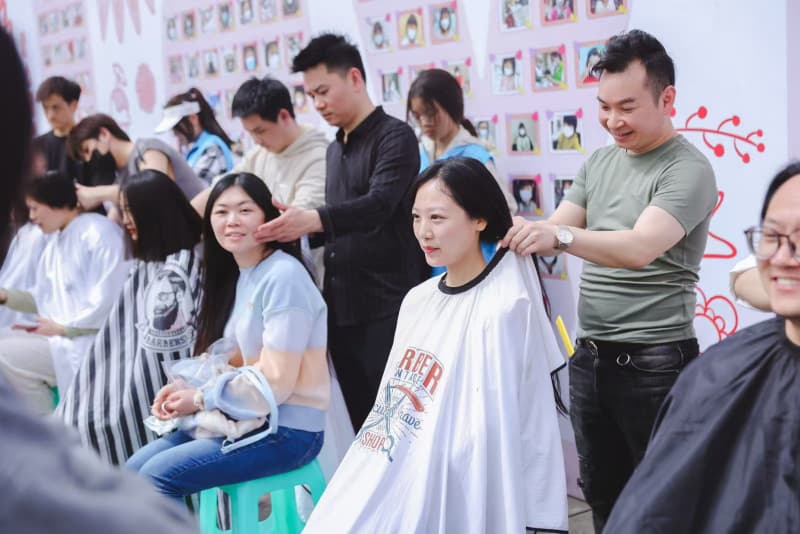 腫瘤防治科普嘉年華現(xiàn)場(chǎng)，市民手持稱(chēng)量匙精準(zhǔn)稱(chēng)量5克鹽，直觀感受每日鹽攝入上限。鄒樂(lè)攝