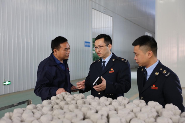 石柱土家族自治縣稅務(wù)局走訪轄區(qū)工業(yè)園區(qū)重點企業(yè)，了解生產(chǎn)經(jīng)營狀況，講解出口退稅政策及日常涉稅風(fēng)險注意事項。劉虹玥攝