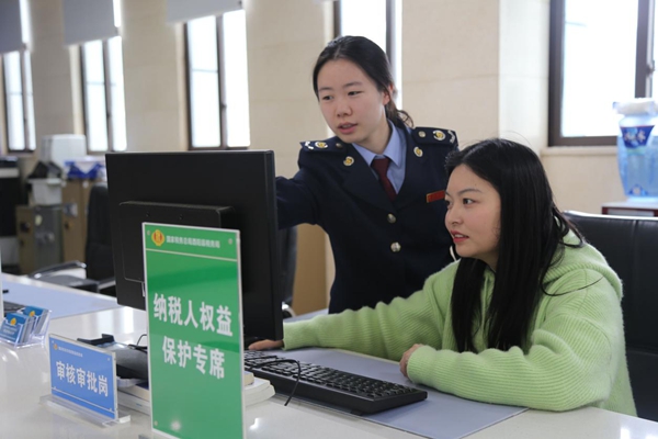 酉陽縣稅務(wù)局邀請稅收服務(wù)體驗師實地體驗辦稅流程。董舟徑攝