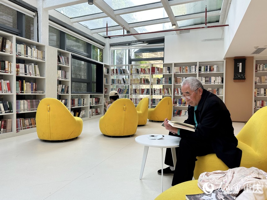 居民在新投用的豐都圖書館看書。人民網(wǎng)記者 劉政寧攝