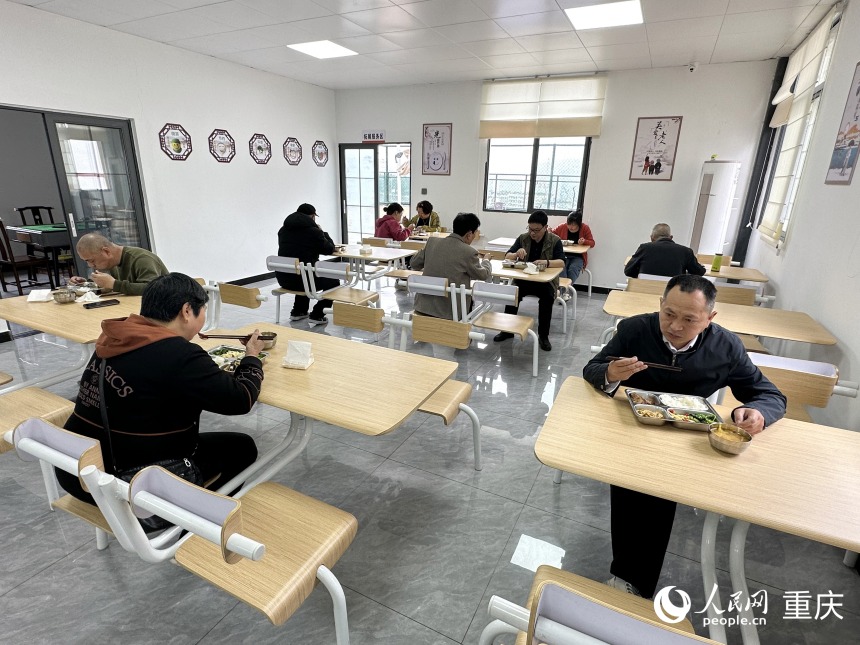 居民在老年愛心食堂用餐。人民網(wǎng)記者 劉政寧攝