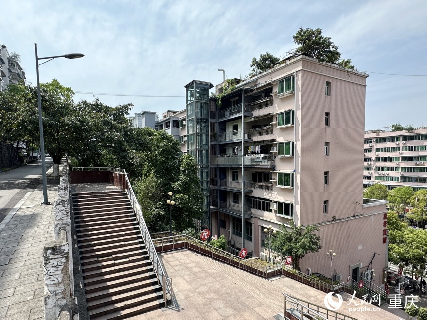 望江小區(qū)加裝電梯的居民樓。人民網(wǎng)記者 劉政寧攝