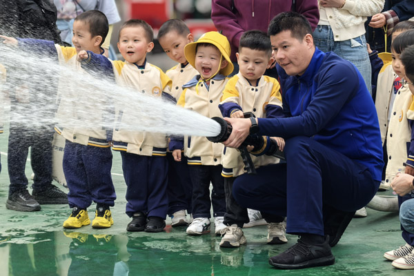 體驗(yàn)滅火。北晨鳳瀾幼兒園供圖