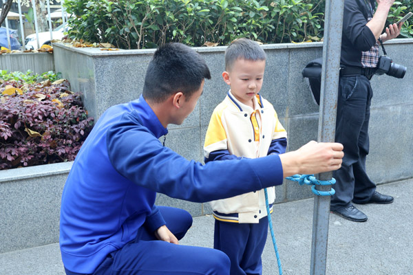 學(xué)習(xí)打繩結(jié)。北晨鳳瀾幼兒園供圖