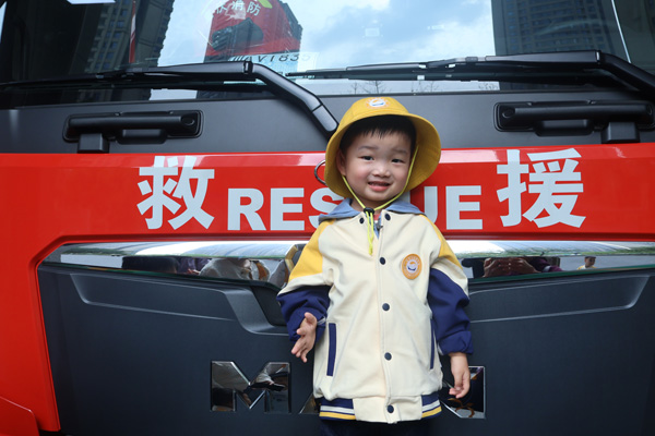 參觀消防車。北晨鳳瀾幼兒園供圖