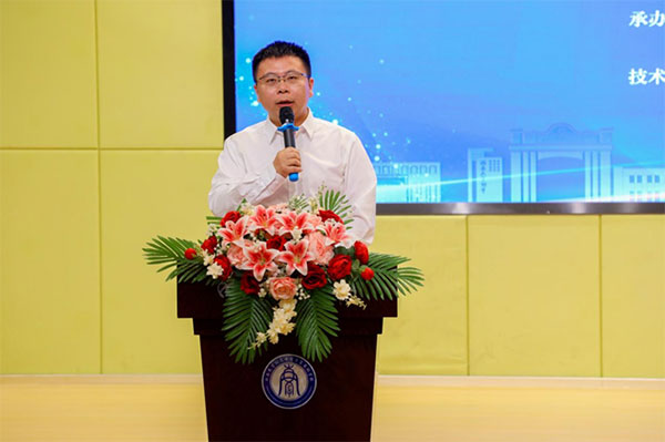 西南大學(xué)附屬中學(xué)校校長張勇主持研討會(huì)。西大附中榮昌實(shí)驗(yàn)學(xué)校供圖