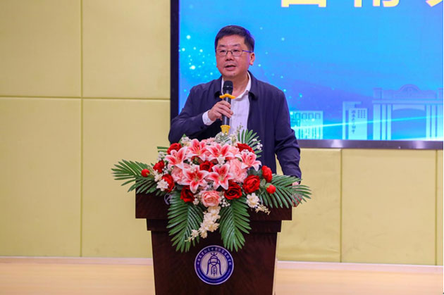 西南大學(xué)副校長鄒芙都致辭。西大附中榮昌實(shí)驗(yàn)學(xué)校供圖