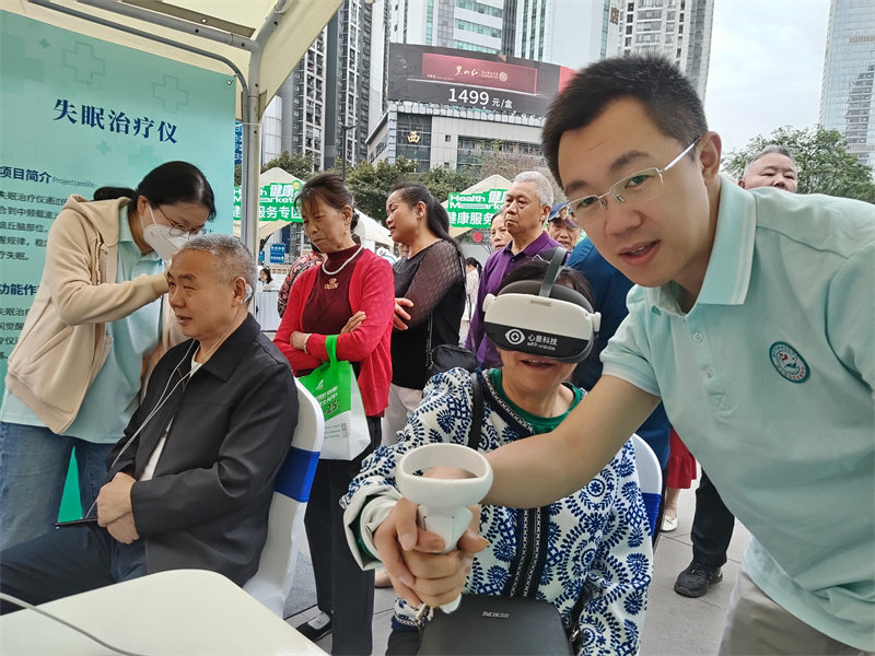 健康集市現(xiàn)場，醫(yī)生正在為前來參加活動的市民義診。