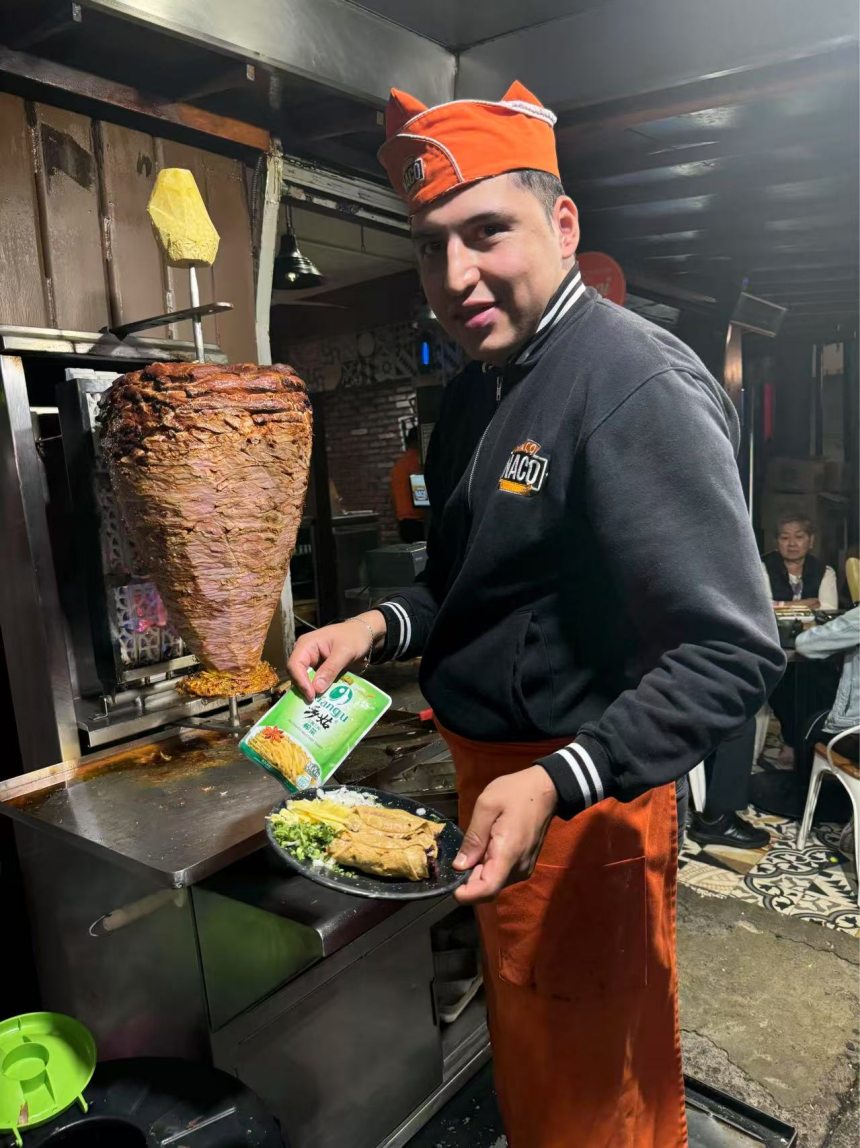 豐都“鄉(xiāng)姑”榨菜搭配墨西哥玉米卷。三和實(shí)業(yè)供圖