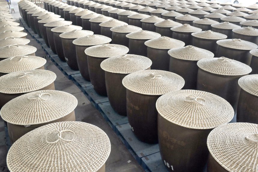 古法腌制榨菜區(qū)域，一個(gè)個(gè)陶壇引人注目。蔣海濤攝