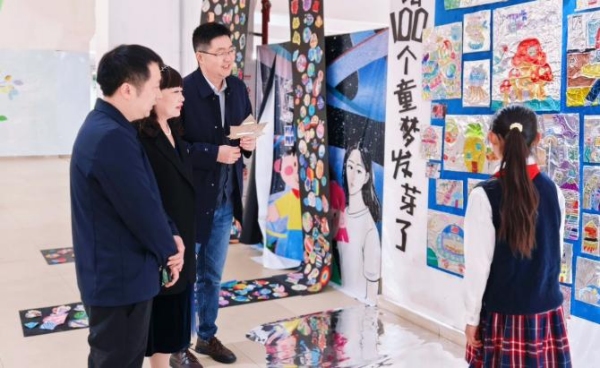 學(xué)生為參觀(guān)者講解作品內(nèi)涵。重慶科學(xué)城樹(shù)人思賢小學(xué)校供圖