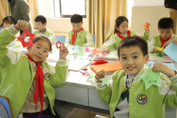 孩子們化身“剪紙小匠人”。大渡口區(qū)鈺鑫小學(xué)校供圖