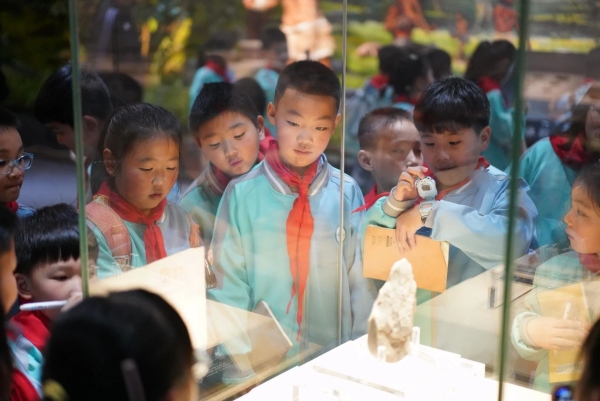 三年級(jí)學(xué)生走進(jìn)大渡口區(qū)博物館。大渡口區(qū)鈺鑫小學(xué)校供圖