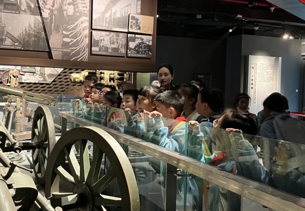 四年級(jí)學(xué)生走進(jìn)重慶工業(yè)博物館。大渡口區(qū)鈺鑫小學(xué)校供圖