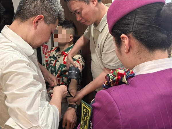 杜思能（左）和楊龍波（右）在列車上救治患者。重慶市第十三人民醫(yī)院供圖