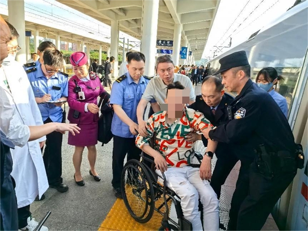 患者在遵義站被轉(zhuǎn)運至當(dāng)?shù)蒯t(yī)院。重慶市第十三人民醫(yī)院供圖