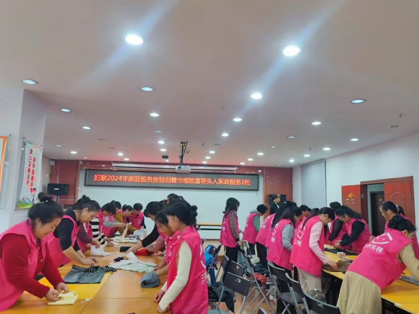 培訓班上，“三峽幺妹”學習家政服務知識。受訪者供圖