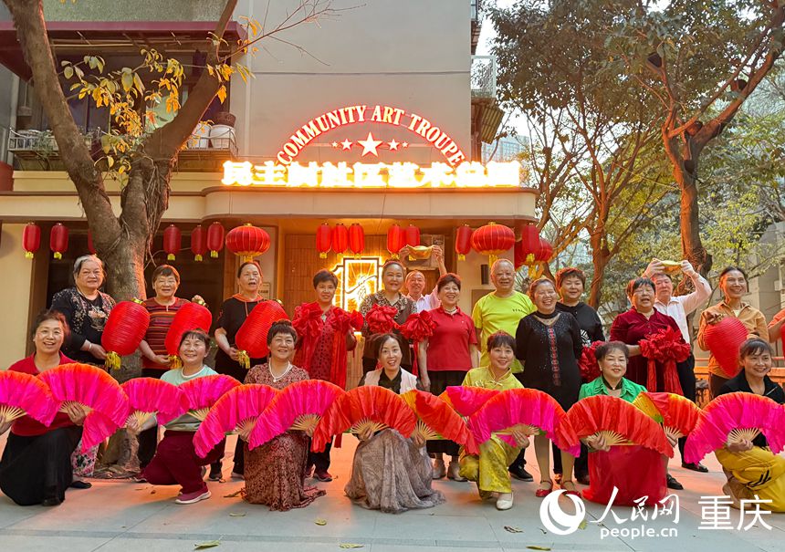 社區(qū)藝術(shù)總團(tuán)在排練舞蹈。人民網(wǎng)記者 胡虹攝