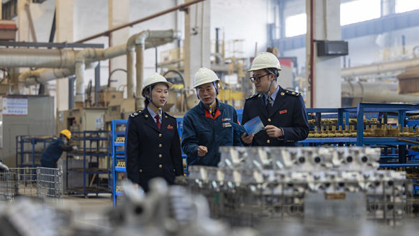 圖為高新區(qū)稅務(wù)人員走訪重慶隆鑫壓鑄有限公司，宣傳相關(guān)稅費(fèi)政策，輔導(dǎo)防范涉稅風(fēng)險(xiǎn)，幫助企業(yè)良好經(jīng)營(yíng)。郭睿攝