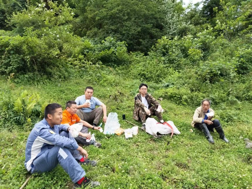 工作專班勘探礦石休息時用餐。受訪者供圖