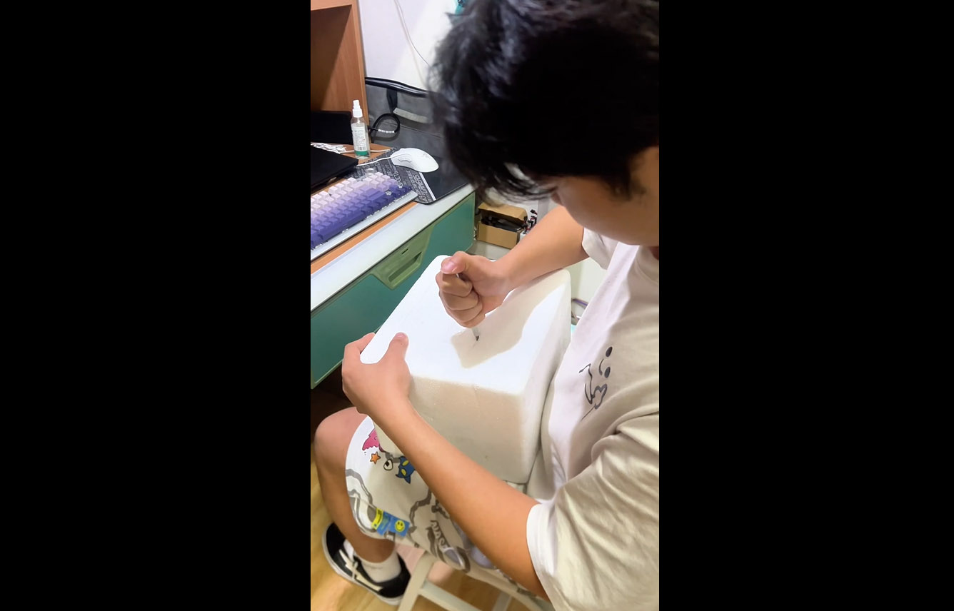 大一學生利用寢室廢物“手搓”小冰箱