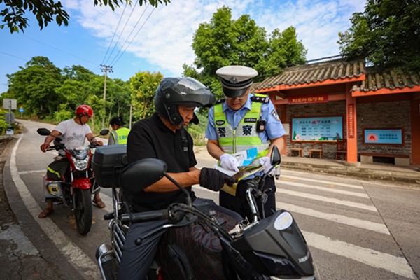 交巡警開展道路交通安全集中專項(xiàng)整治。巴南交巡警供圖