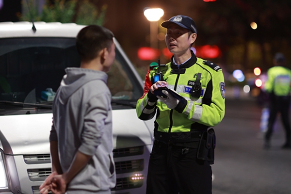 交巡警開展道路交通安全集中專項(xiàng)整治。巴南交巡警供圖