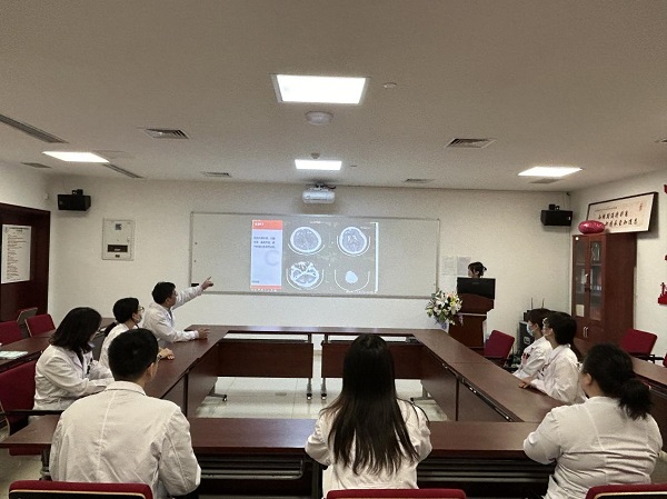 該院癲癇中心團(tuán)隊為患者會診。重醫(yī)附二院供圖