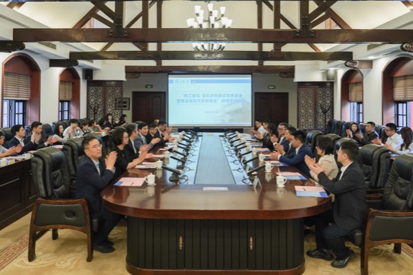 捐贈儀式現(xiàn)場。重慶大學供圖