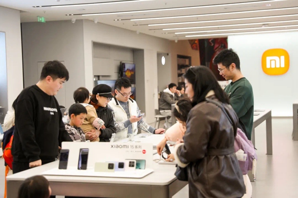 消費者正在體驗數(shù)碼產(chǎn)品。渝北區(qū)商務委供圖