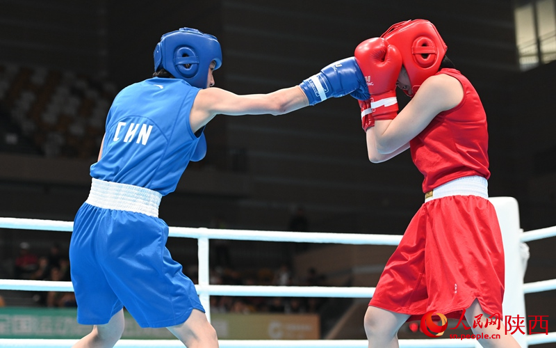 運動員們在賽場上激烈對抗。人民網(wǎng)記者 白鴿攝